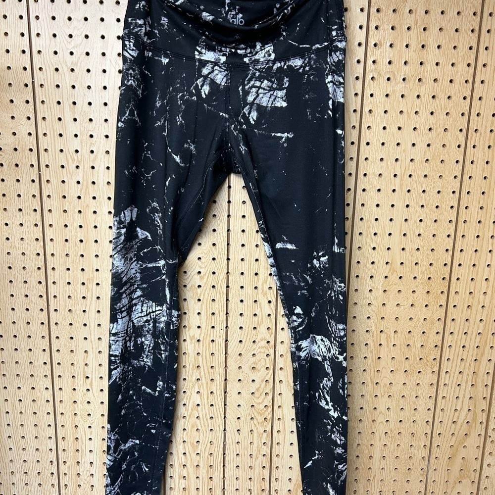 Alo Yoga Black & White Leggings - Picture 2 of 5